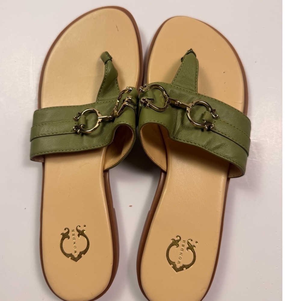 C. Wonder Annabelle Green Leather Thong Sandals Gold Horsebit Hardware 8M